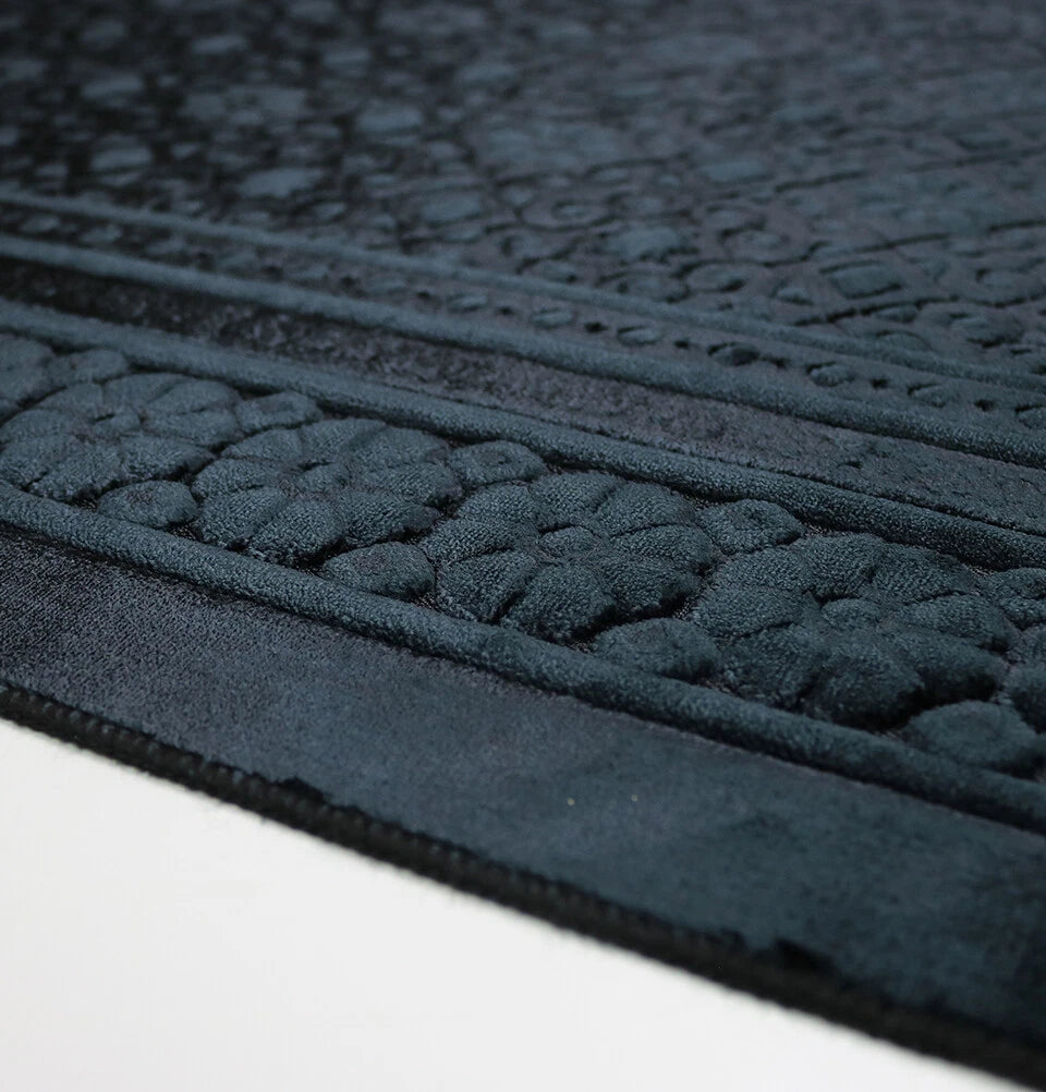 Premium Luxury Black Prayer Mat – Quilted Velvet Islamic Prayer Rug
