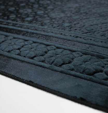 Premium Luxury Black Prayer Mat – Quilted Velvet Islamic Prayer Rug